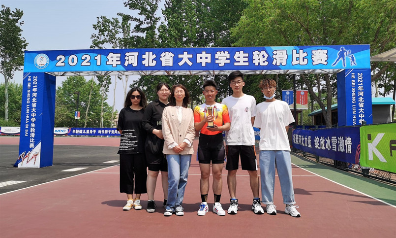 体工办主任李俊与队员们.jpg