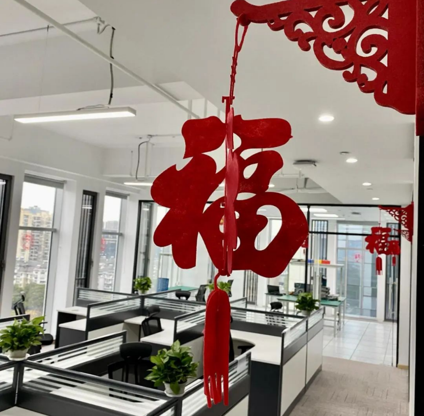 864153513432ec051e0fa904ac19b3f4 图片包含 室内, 桌子, 窗户, 大描述已自动生成