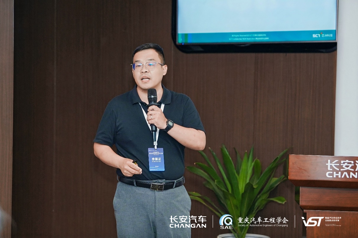 戴帽子的人在电视前AI 生成的内容可能不正确。